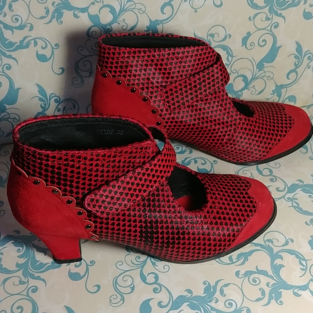 Red heart Minx botties
